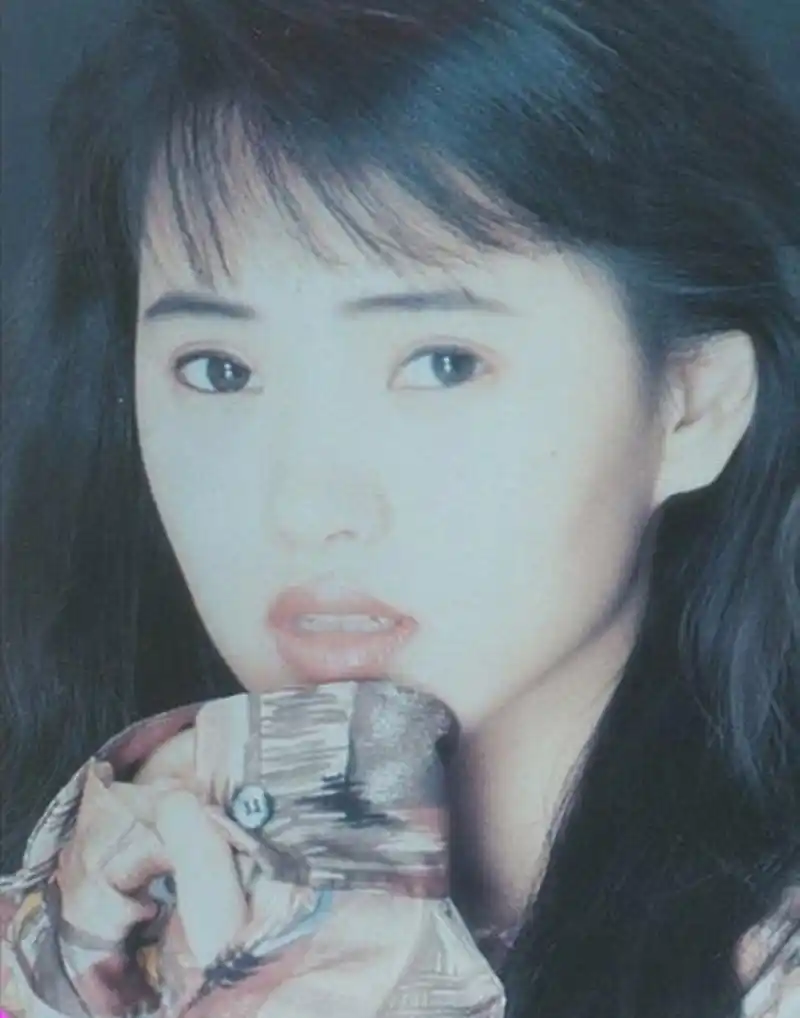 伊能静早年旧照,俨然一位清纯可人的小公主,只是眼神里带着一丝哀伤