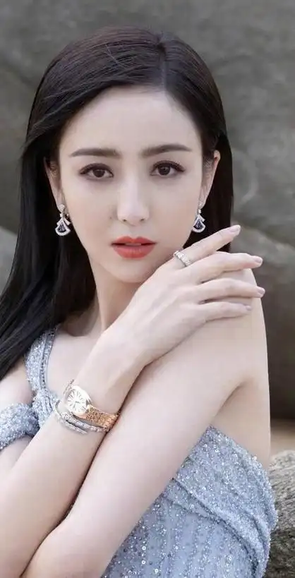 佟丽娅穿透视装简直白的亮眼难怪被称为月光仙子