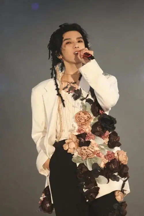 华晨宇上线,势要在王牌8推理带飞全队官宣海报上的牛仔拼接多巴胺穿搭