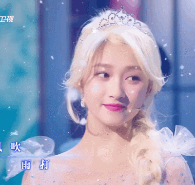 关晓彤 的冰雪奇缘elsa造型,在假发和裙子稍微有些"粗糙"的条件下,也