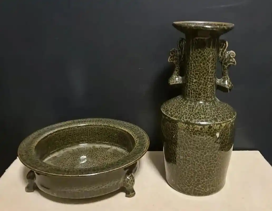 这两件都是南宋龙泉溪口墨绿黑胎官窑,比较少见!