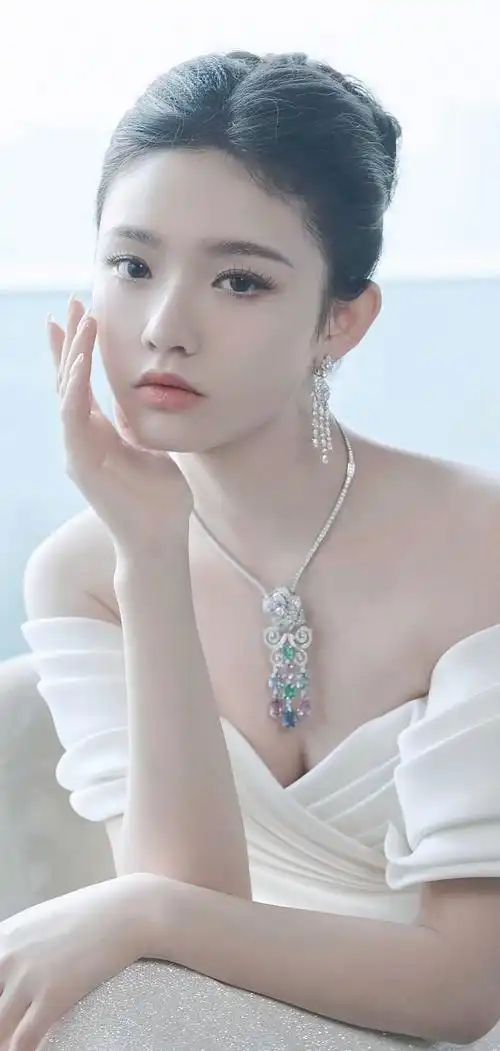 林允 高清手机壁纸来喽 星女郎林允,出演星爷的美人鱼中的女主角,她演