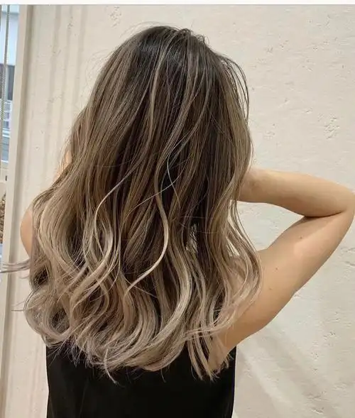 2022流行浅亚麻色挑染个性显白欧美范