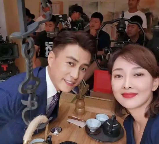 后来就出道拍戏了,大多数人对靳东老婆李佳的印象都是2003年电影《暖