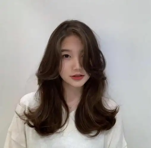 造型烫与八字刘海的碰撞:塑造出完美女神气质.