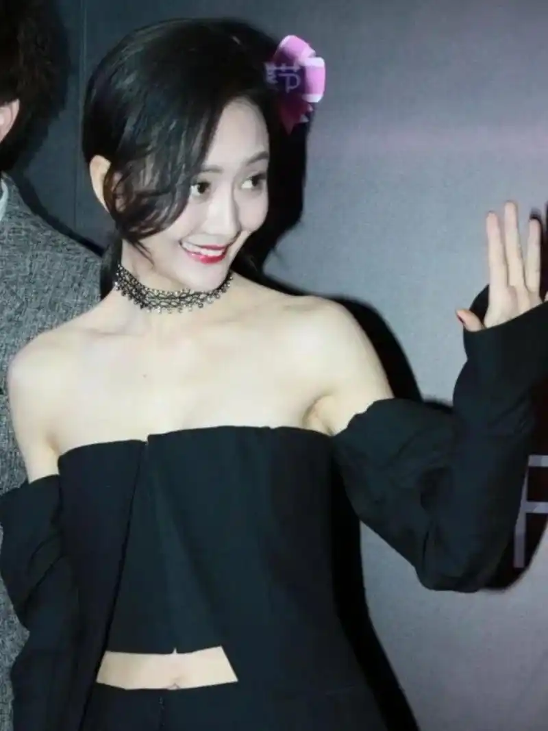 王鸥够自信,把露脐装玩出"新花样",三七比例太优越