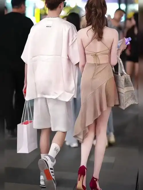 美女街拍,情侣牵手逛街,太般配了