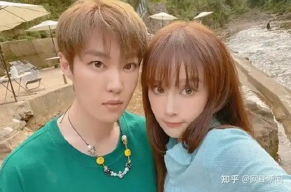 谈恋爱了白小白直播晒出女友照片球球吐槽男朋友说话难听