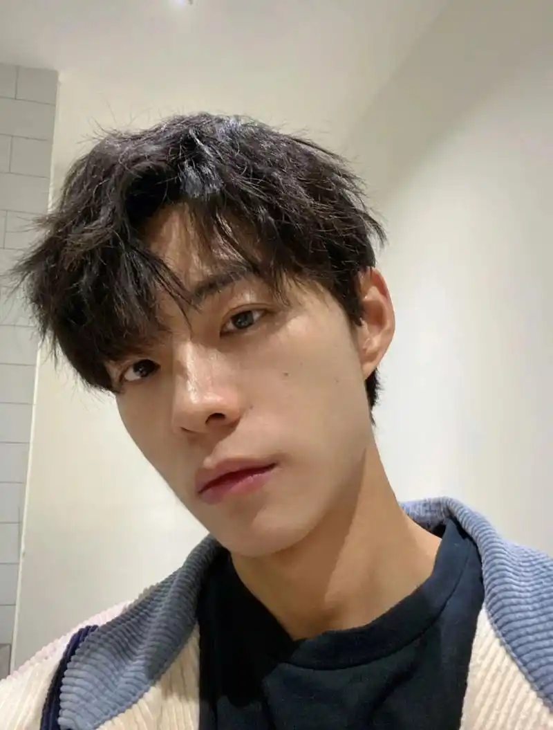 95可以做蝴蝶烫也可以纹理烫 95向前吹干再向后撩成三七分打少量