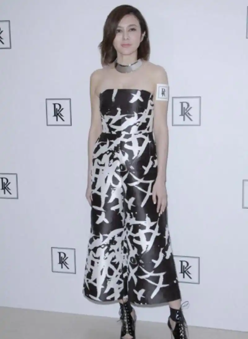 原创关之琳是阿姨辈顶流,身穿一袭大红色连体裤亮相,长腿纤腰真抢镜