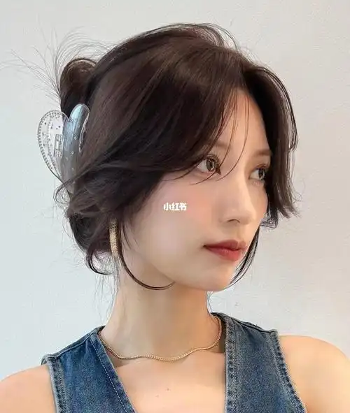 婴儿肥的女生真的很适合留这样的发型偏分的斜刘海搭配高马尾发清新