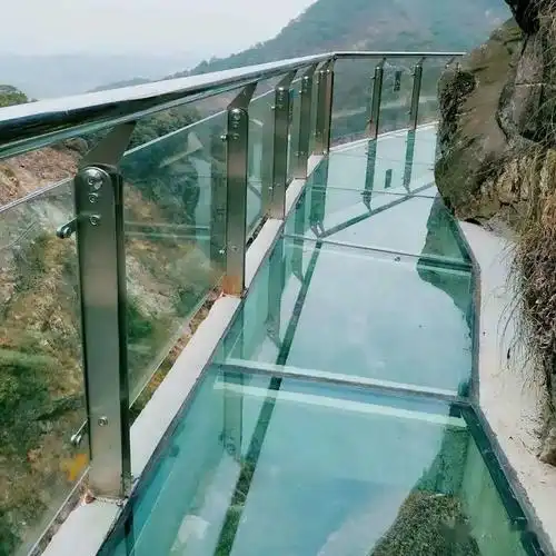 玻璃栈道玻璃栈道相信大家都不陌生,在西海大峡谷也可体验,感受一下人