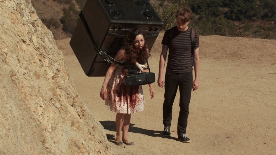 美女死后变成僵尸背着一个大烤箱仍然继续和男友约会喜剧片