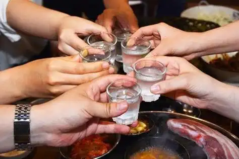 你是否注意到,在以前与领导一起喝酒的时候,桌上放的基本都是一款接着