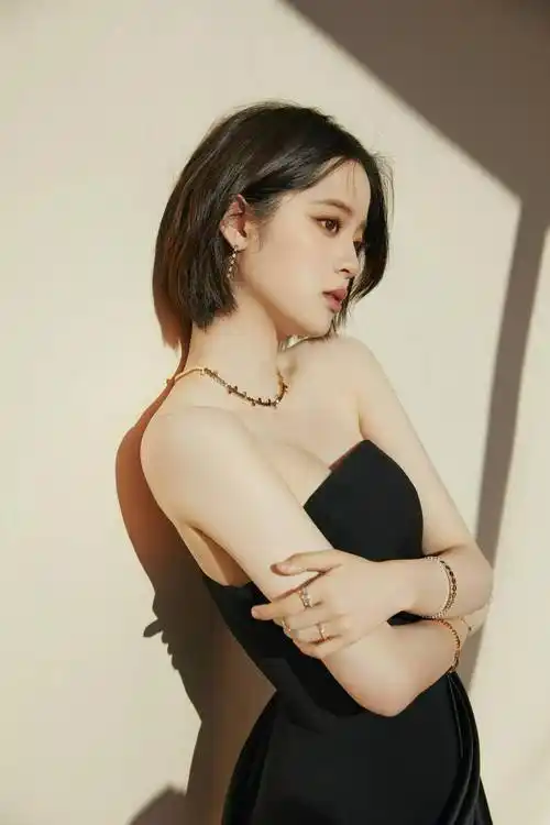 欧阳娜娜穿黑色抹胸短裙拍写真 气质温柔身材性感