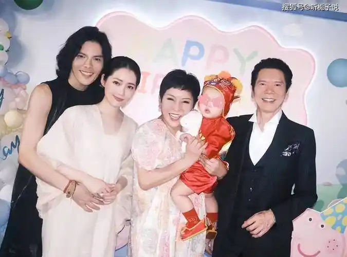 向华强抱着爱不释手,眼里充满爱意_孙女_向佐_爷爷