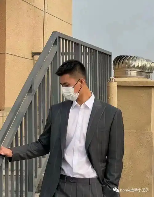 儒雅帅气的正装帅哥很养眼哦