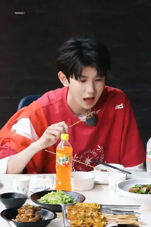 王源超话#王源城市捉迷藏##美年达代言人王源#最佳代言人小嘴巴疯狂