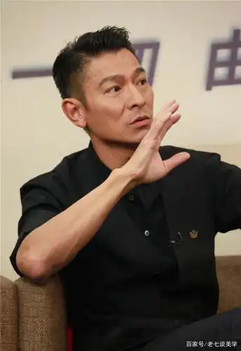 刘德华化身发型师在鲁豫有约一日行为鲁豫裁剪发型