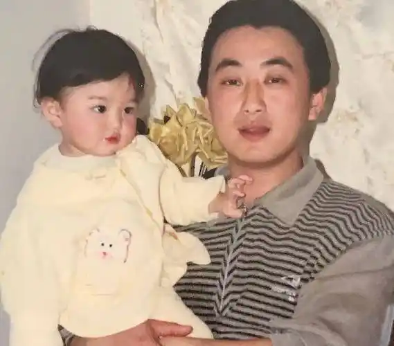 除了这两张和爸爸的照片,孔雪儿之前儿童节和母亲节都晒过小时候的