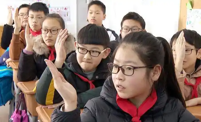 初中就"戴眼镜"的学生,大多是这4类人,被说中了可别哭哦!
