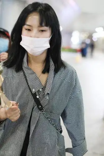 黄龄素颜刘海中分显憔悴,一路手握黄色铃铛仿佛"身份象征"_手机搜狐网