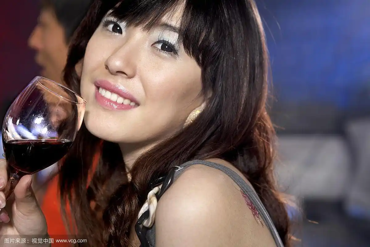 美丽女子在酒吧喝酒