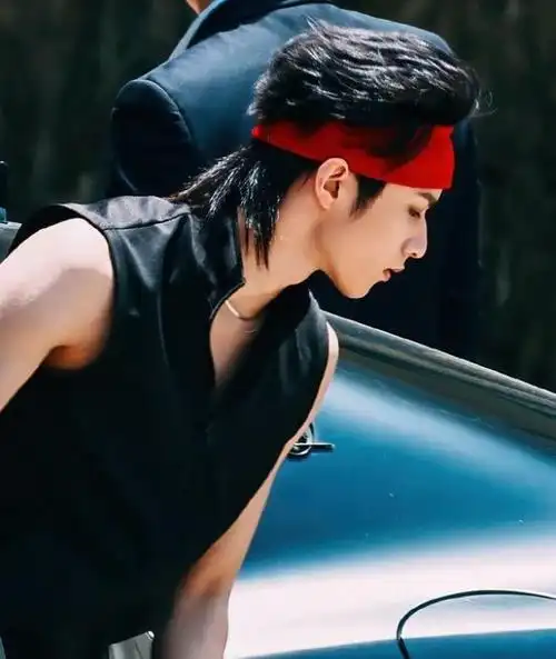 刘耀文萌探2道明寺造型红发带大背头无袖衫好帅啊