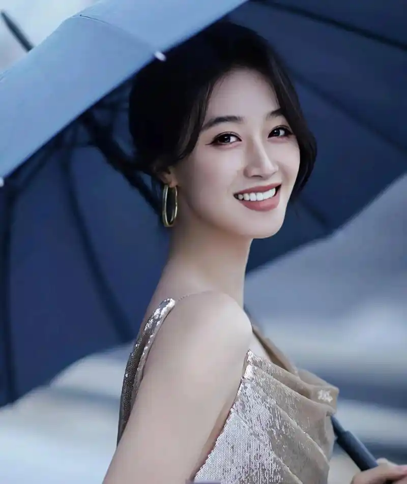 蓝盈莹以其精湛的演技和角色塑造被高度认可,观众一致赞扬她角色塑造