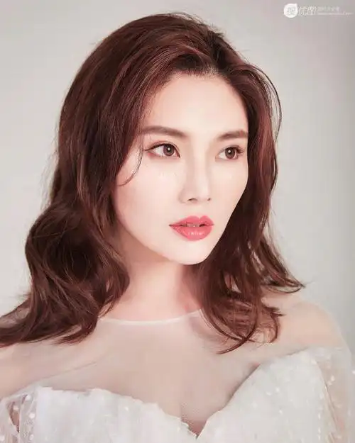 徐冬冬白色轻纱抹胸连衣裙性感写真图片 徐冬冬,女演员,大陆明星,抹胸