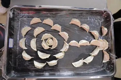 庆三八,包饺子—— 记华岗中学女教师包饺子大赛