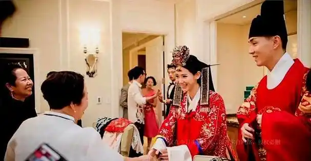 近日,网友曝光了知名演员戚薇和李承铉的婚礼照片,引起了广大粉丝的