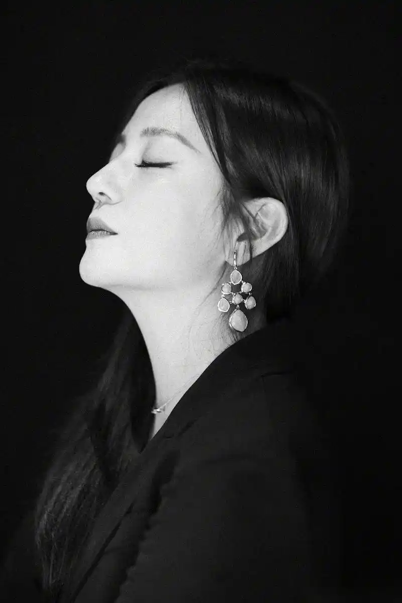 来一波赵薇侧颜杀,知性,妩媚,有韵味