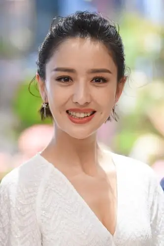 佟丽娅短发搭配白裙清新干练真是越来越有气质