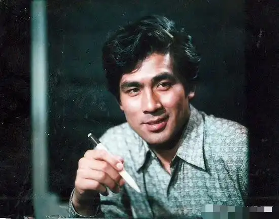 朱时茂年轻时颜值真的可,浓眉大眼留着胡茬神似高以翔,太周正了