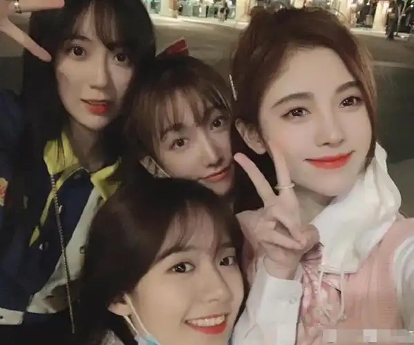 难怪鞠婧祎只晒单人照,看到与闺蜜们同框的全身照,要我我也不晒