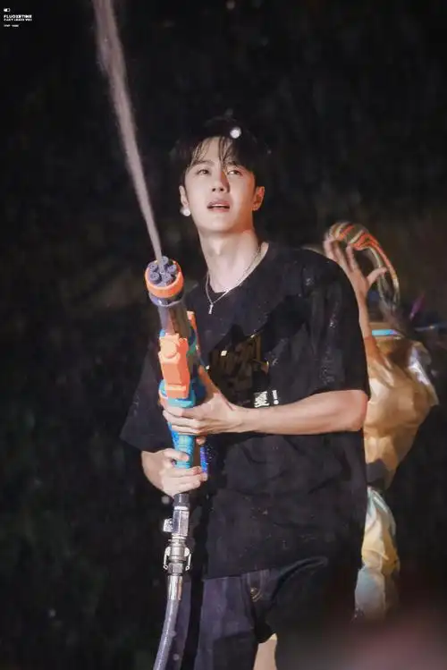 大鹏拍的王一博##王一博热烈玩水舞台