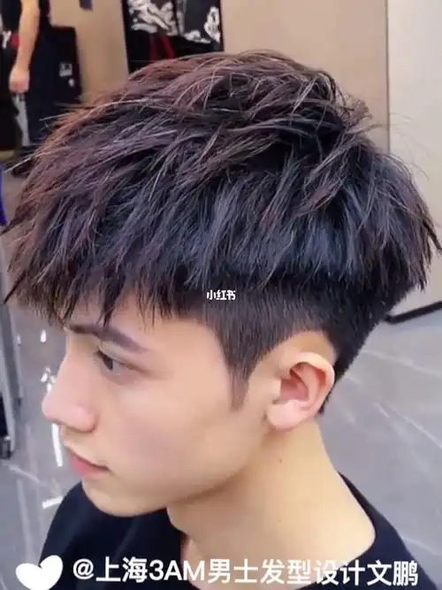 前侧的刘海也比较厚比较长,但是样子是呈现碎发状态,这款碎盖头与其他