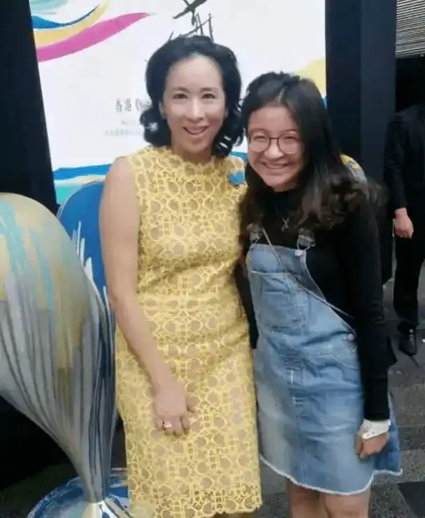 朱玲玲婆媳同框,郭晶晶真实接地气她显年轻,霍启山牵手像妈宝男_显得