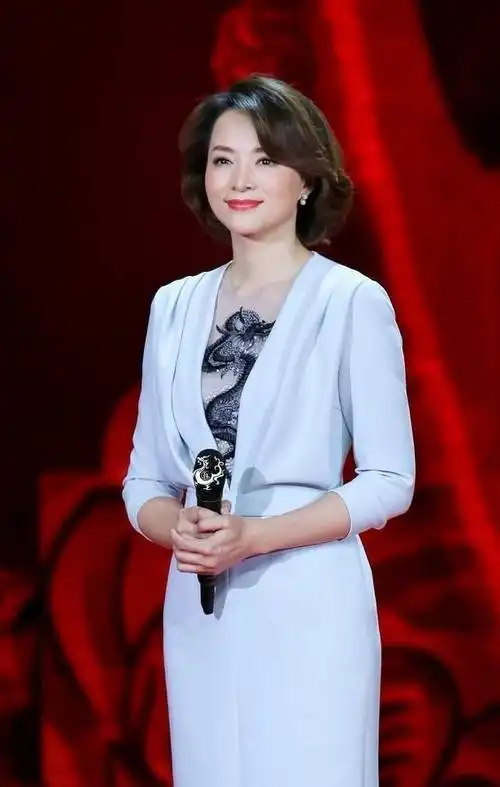 董卿是一个70后,曾经主持过多次的节目,其中包括《相约星期六》