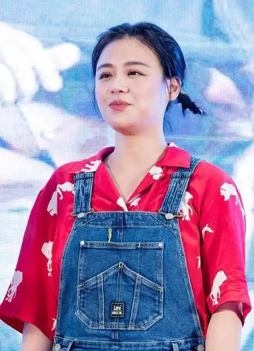 马思纯又胖了,穿背带裤像没长开的小孩子,笑起来好可爱_效果_服装