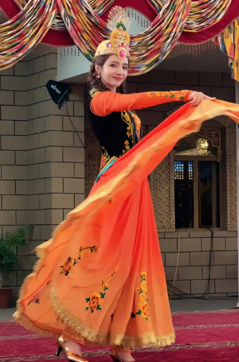 麦迪娜回新疆老家参加演出,穿上家乡民族服装甜美又自信,裙摆飞扬的