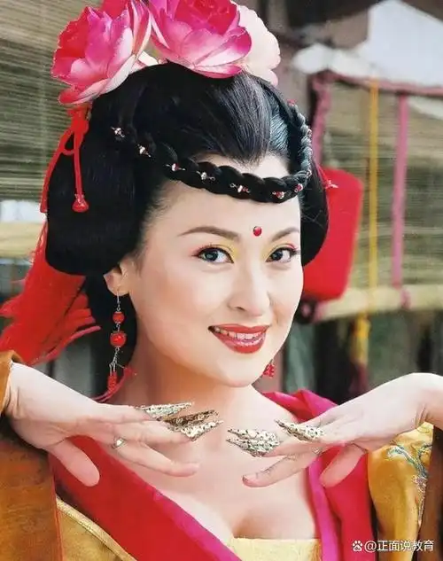 在电视剧《长安十二时辰》中,观众们对徐璐扮演的杨贵妃产生了各种