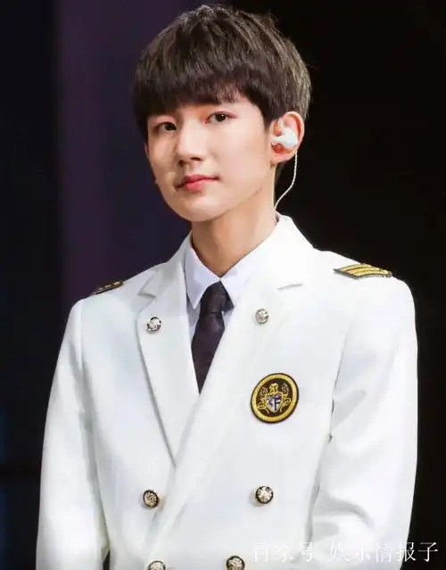 图为王源,穿上白色军装的王源,有很文雅的感觉.