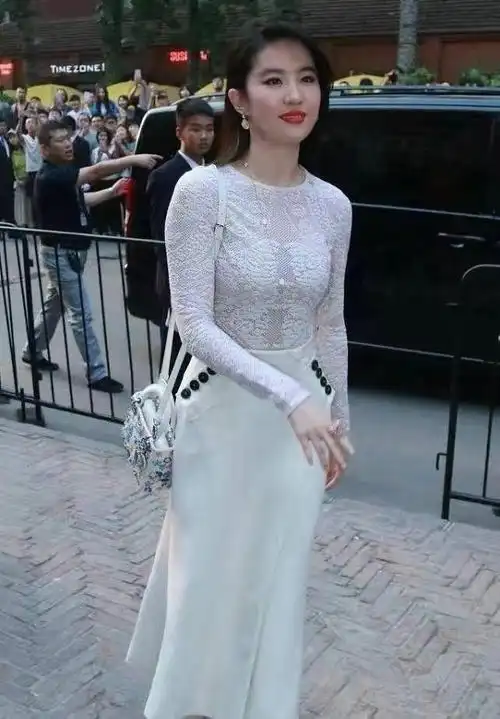 刘亦菲越胖越漂亮,穿半裙蕾丝衬衫仙气十足,丰满的身材让人嫉妒