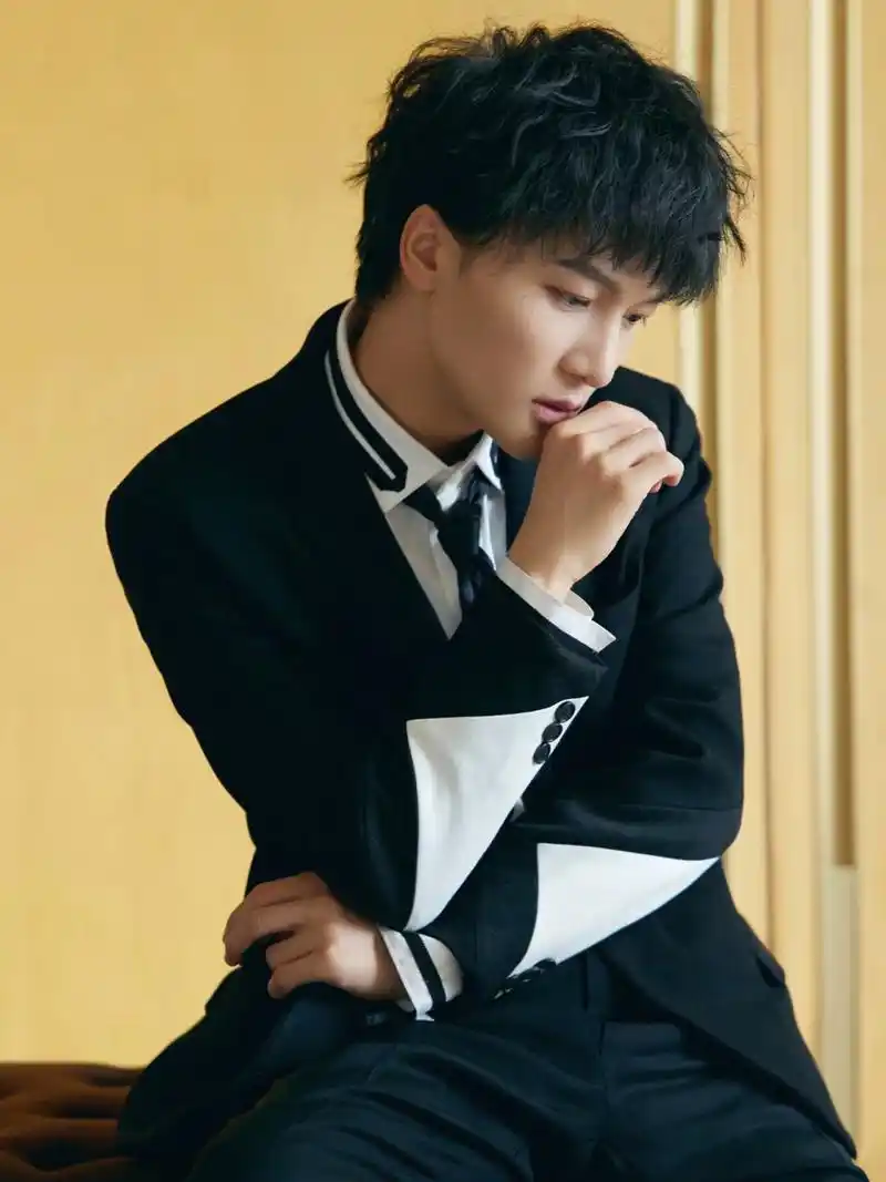 【周深】最适合做手机壁纸的九张图 当然啦,啾星每张图都好看! 但是自