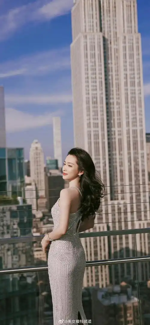 李冰冰全新秋日浪漫街拍