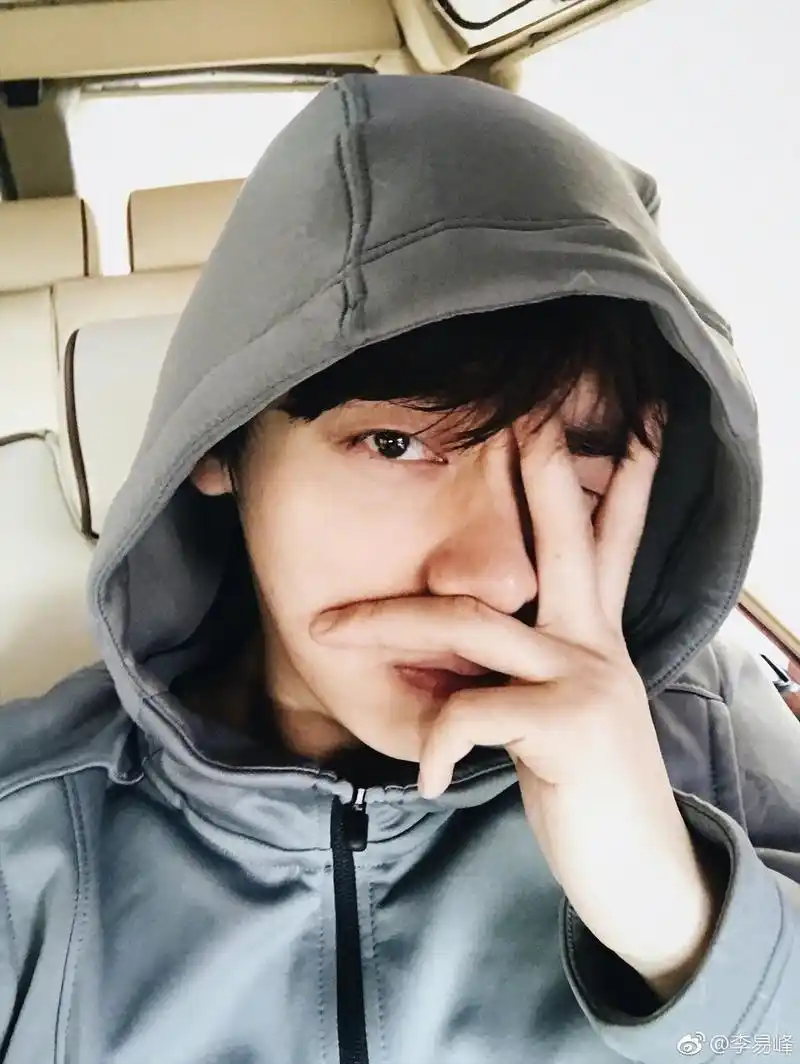 组图:自拍还是他拍帅 李易峰帅照大盘点