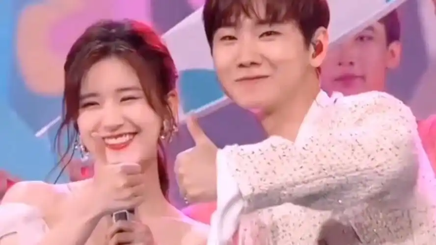 汪苏泷 赵露思合作《万有引力》 超甜!