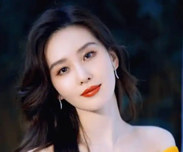 爆料称某大龄男星曾和工作人员相恋十年,遇到"淡颜系女明星"因戏生情